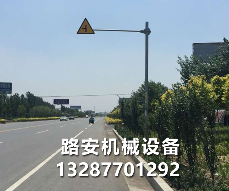 公路標(biāo)志桿